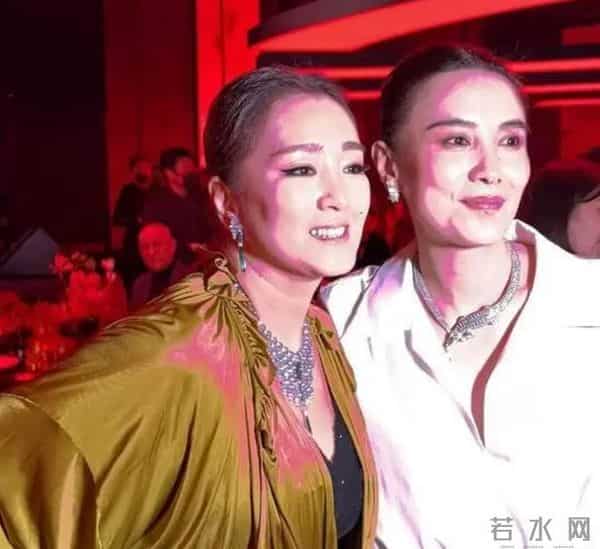 59岁巩俐现状令人感慨，白发皱纹显苍老，给“丁克”们提了个醒