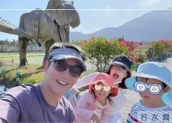 看了郑恺和苗苗合影，再看他和孙骁骁合影，生理性喜欢显而易见