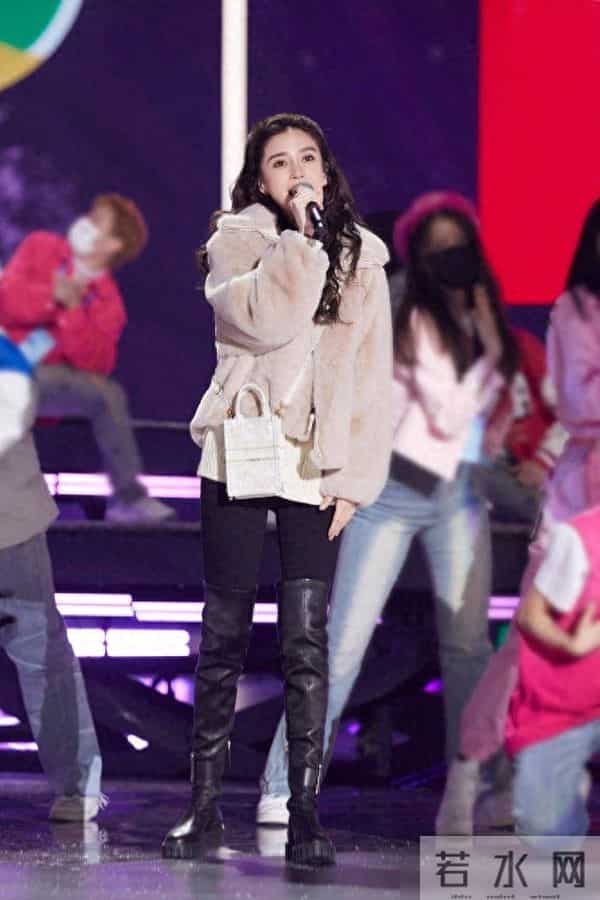 杨颖造型又有新话题,跨年晚会三款造型又美又飒,私服才是真功夫