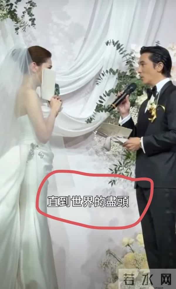 林心如在邱泽许玮甯婚礼光脚跳舞,下台后获霍建华亲吻,太恩爱了