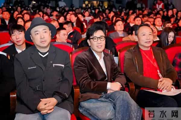 上戏80周年校庆聚餐曝光！郑恺雷佳音挤小包间，疑似集体室内吸烟