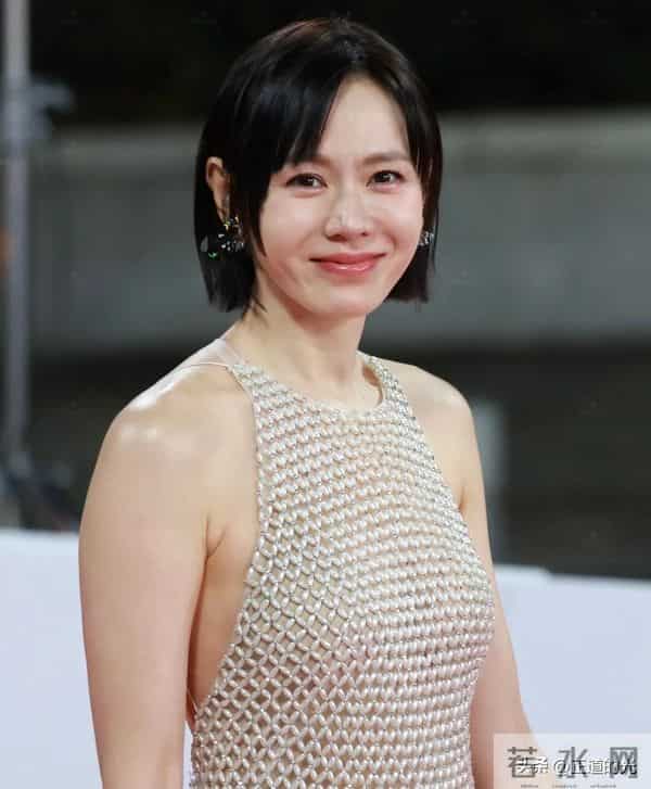 43岁孙艺珍晒撸铁照 腰臀比0.5 狂练背 爱穿露背礼服 身材好但脸很垮