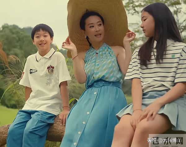 48岁苗圃晒沙滩照，纤腿瘦腰好惊艳，嫁大21岁富豪子女双全很幸福