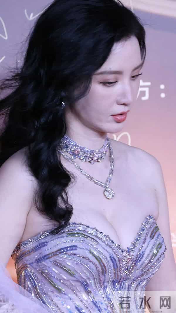 张萌生图杀疯了！淡紫满钻礼服 + 松弛感，网友炸了！