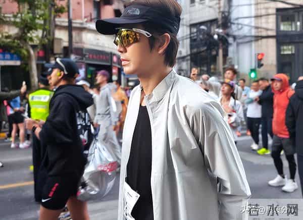 收手吧钟汉良！眼窝塌陷，脸部肿胀，疲态尽显，别再尬演精英男