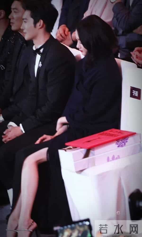 关晓彤[色][色][舔屏][舔屏][舔屏]长腿美足，这足弓真的顶[跪了]