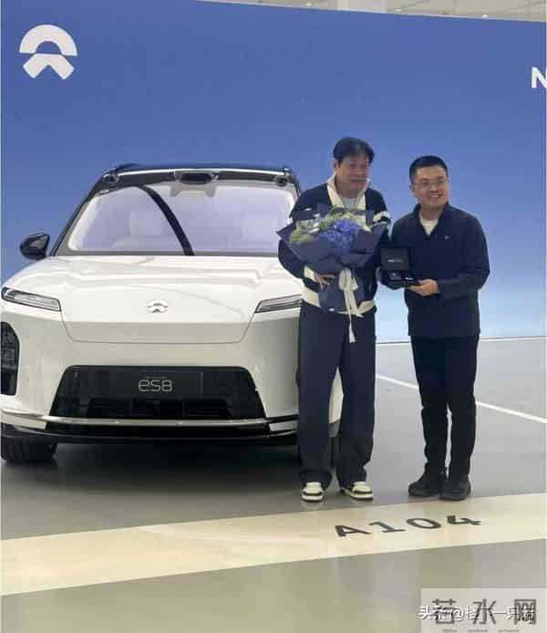 蔚来偶遇范志毅提新车 56岁穿搭潮流 两年换两车 网友：买来送娇妻？