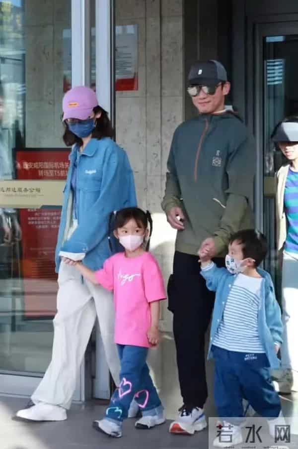 上戏80周年大合影，金世佳有少年感，陈赫靠边坐，王传君稳居C位