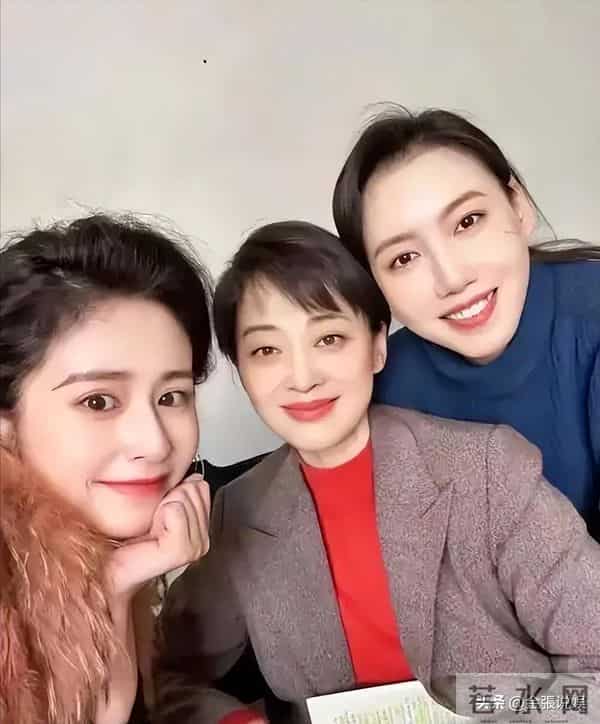 颖儿不拿自己当外人，空手去梅婷家吃饭，"顺走"3条Prada新裙子