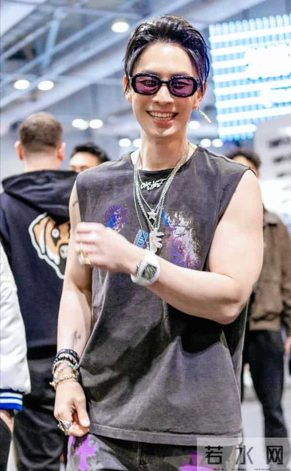 吴建豪体脂率不到10，1米81仅百斤，被指憔悴似老态，粉丝忧健康