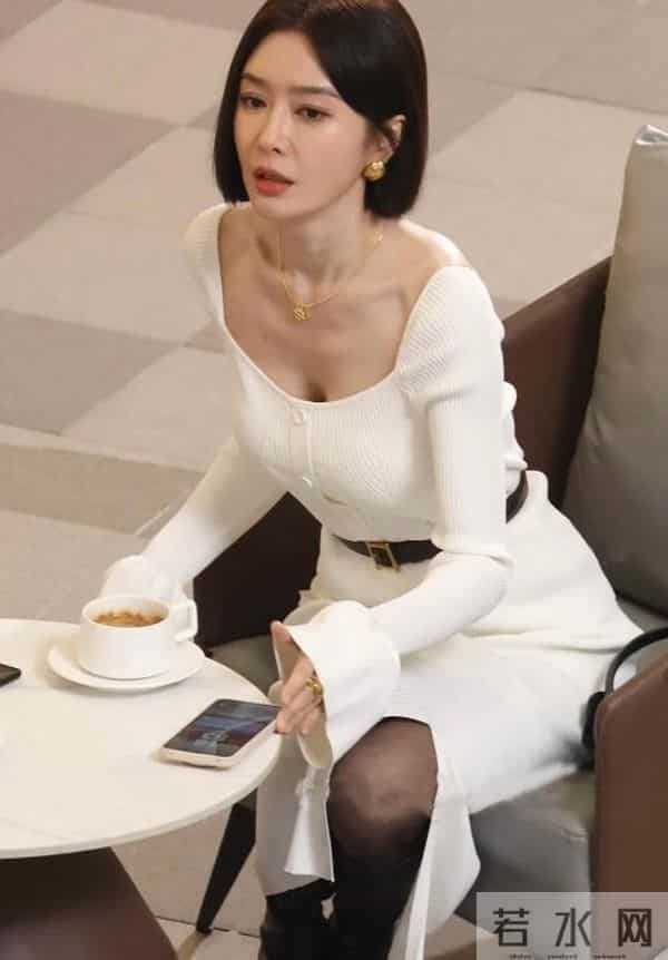 跪地服务、浴缸陪睡、洗内裤接口水，这些明星真不把助理当人看