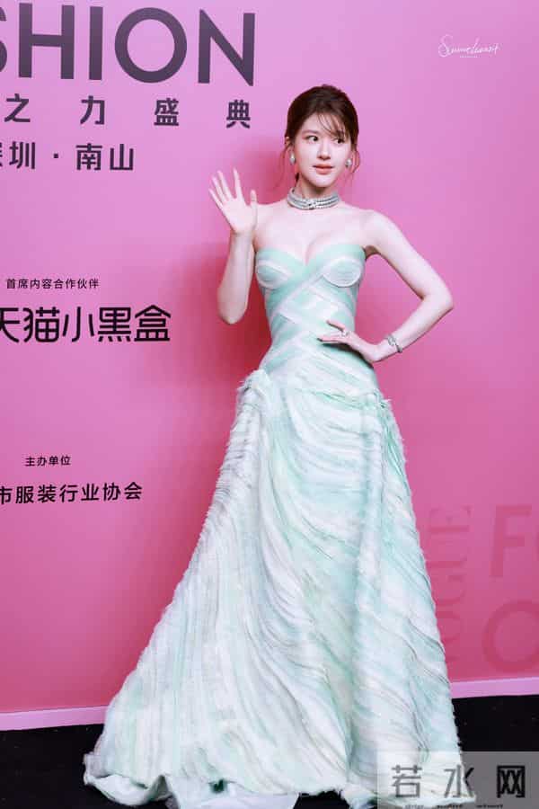 赵露思青春洋溢 元气满满