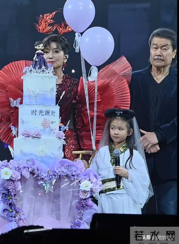 看了赵雅芝全家福，再看拼命赚钱的叶童，才知两人的差距早已明显