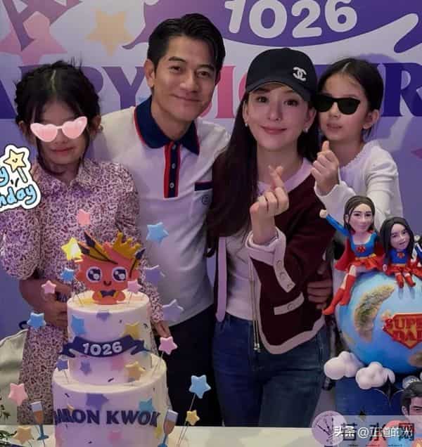 张家辉61岁生日和女性朋友吃饭 皮肤松垮老人味 竟只比郭富城大一岁