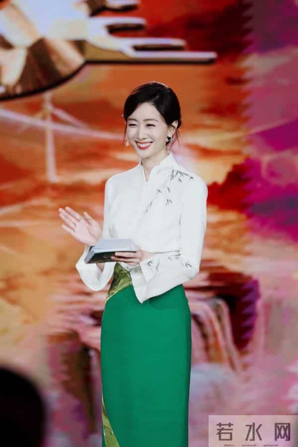 主持人郭若天主持风采,气质优雅高贵