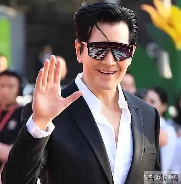 费翔在英国独居