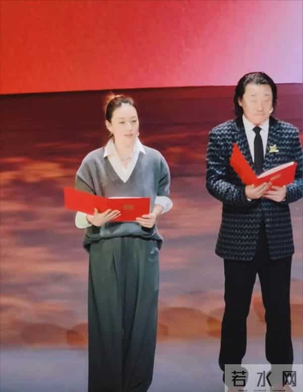 马伊琍回上戏80周年庆生，丸子头造型随性，松弛感拉满状态佳