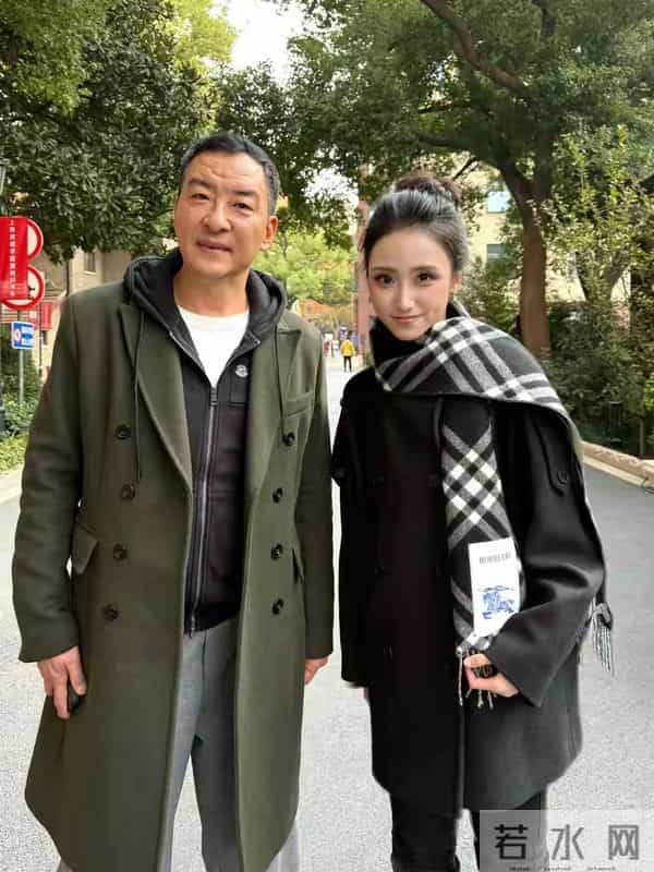 众星云集！于和伟戴眼镜讲话透心热，江疏影变学生 胡歌送这祝福？