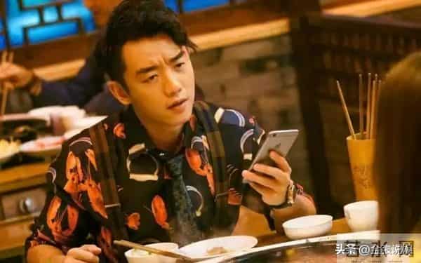 郑恺晒与陈赫等10人合影,被扒P掉7处烟盒打火机,遭吐槽一群老登