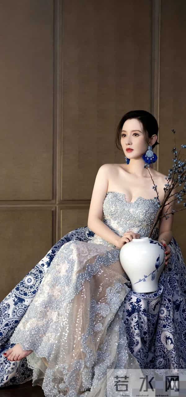 张萌散发优雅气质如她！