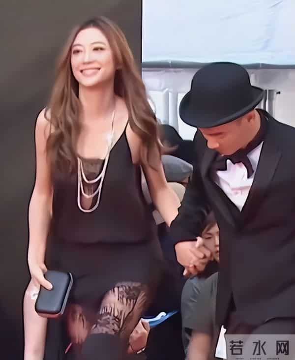 应采儿带娃出通告,素颜肿胀但满脸自豪,儿子后台背稿累到瘫桌上