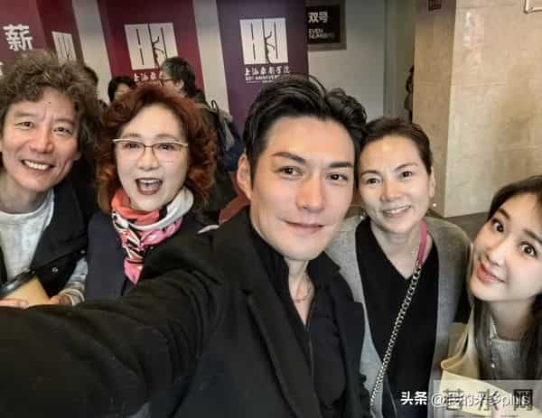 严屹宽夫妇回上戏母校，杜若溪和同学一起吃盒饭，王冠薛佳凝都在