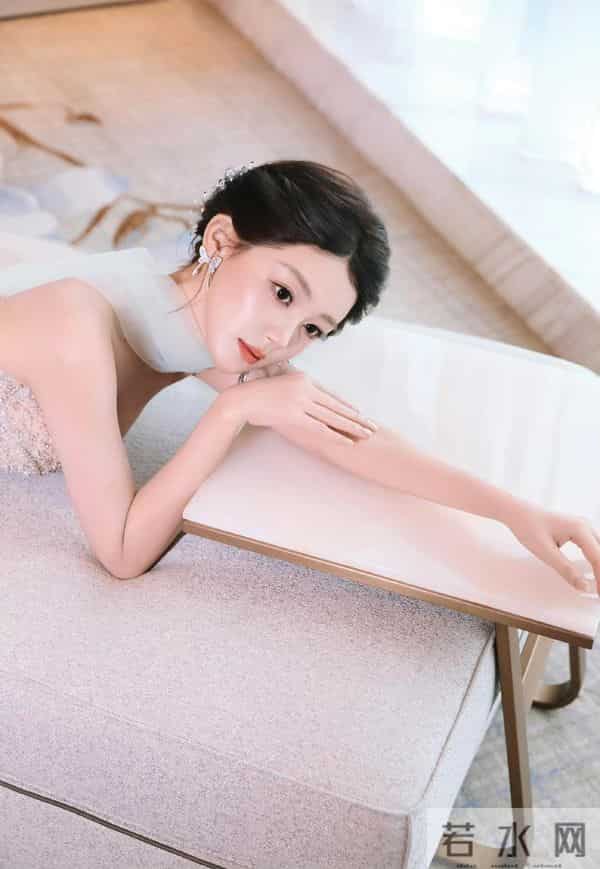 陈芳彤 抹胸礼服搭配丝巾 太飘逸灵动了