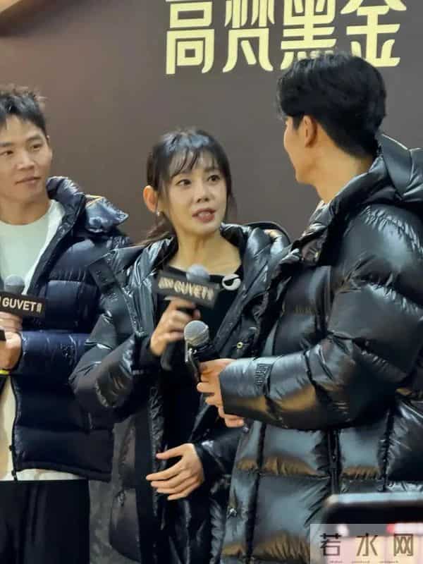 秋瓷炫现身北京，嘴歪油腻变化大到认不出，和于晓光拥抱对视甜蜜