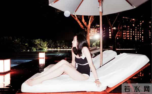 宋茜 黑色泳装照,大长腿光脚丫真的太美了