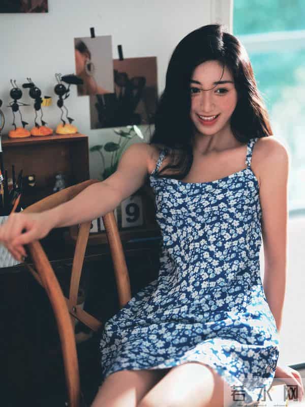 北电校花杨新锐光脚丫写真,小吊带穿搭纯欲迷人