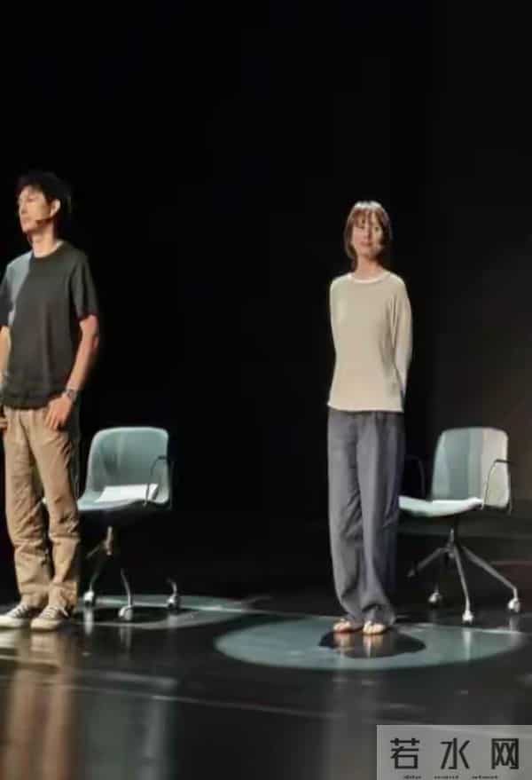 47岁袁泉被偶遇，穿老北京布鞋身材干瘪，好显老。