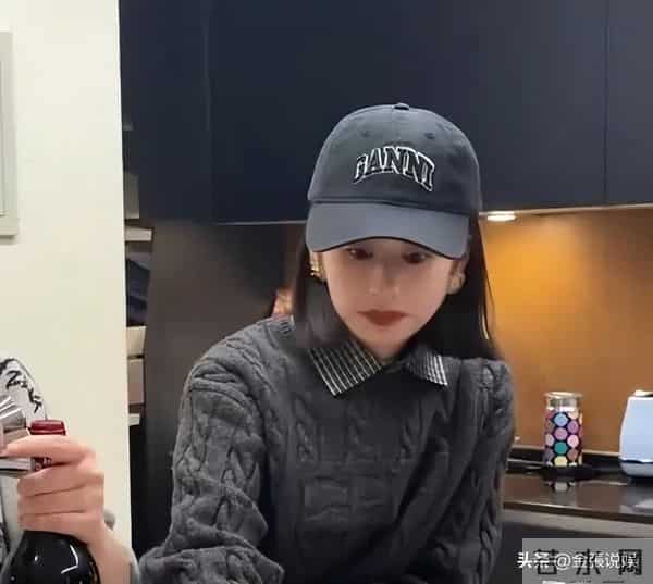 颖儿不拿自己当外人，空手去梅婷家吃饭，"顺走"3条Prada新裙子