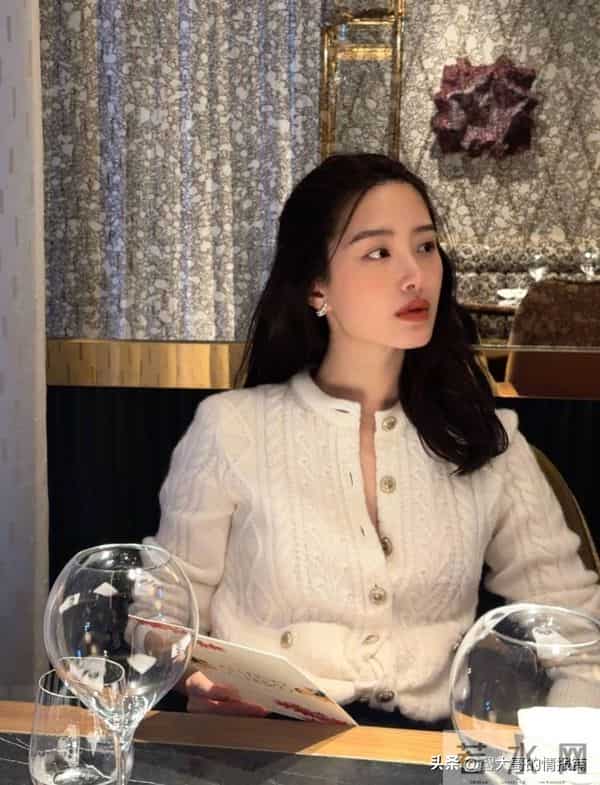 33岁杨采钰晒美照!气色红润,身材苗条 白毛衣解开三粒扣子好性感