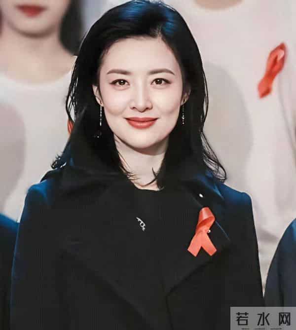 著名主持人周涛，脸型太好了，标准的东方美，简直是国色天香