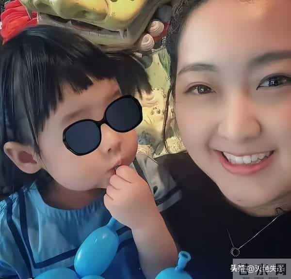 他是红楼第一美男，今62岁享受天伦，住豪宅被家里仨女的“拿捏”