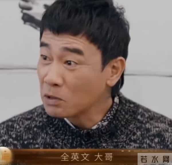 应采儿带娃出通告,素颜肿胀但满脸自豪,儿子后台背稿累到瘫桌上