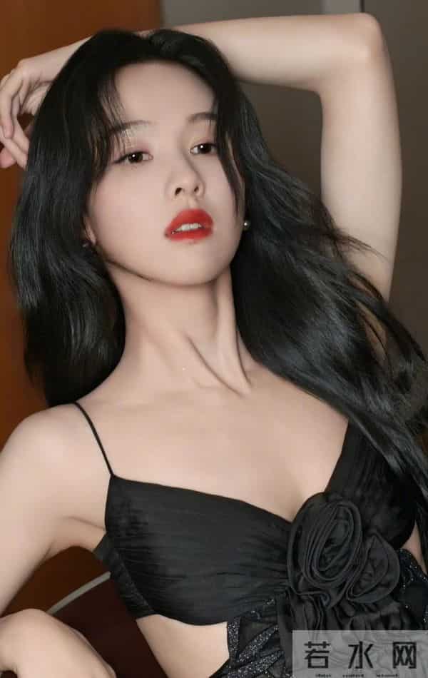 陈都灵 黑色吊带