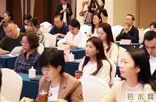 黄晓明也没想到，被他万分嫌弃的前妻杨颖，已经走上了另一条路