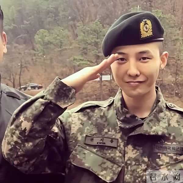 香奈儿大秀,辛芷蕾王一博同台看秀像姐弟,权志龙姨化穿搭辣眼睛