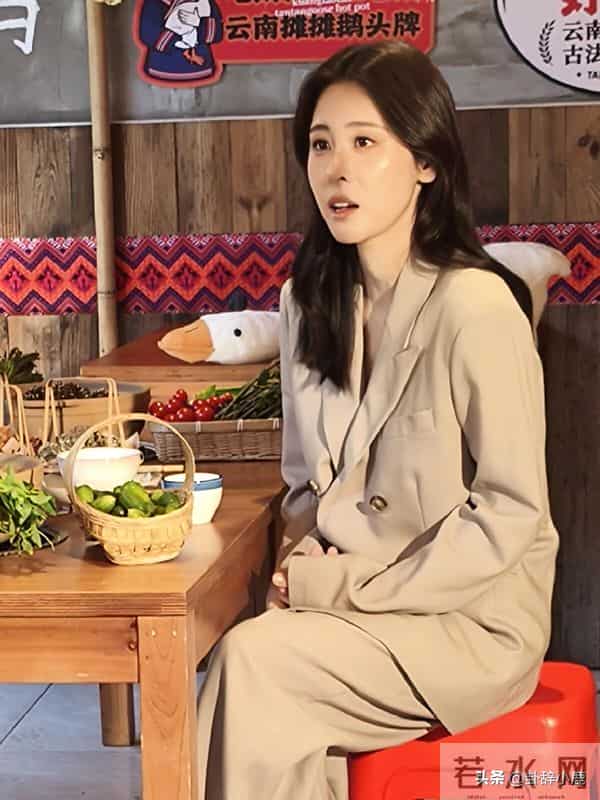 张碧晨在昆明吃火锅被偶遇，美得不可方物，嘟嘴的模样又萌又可爱