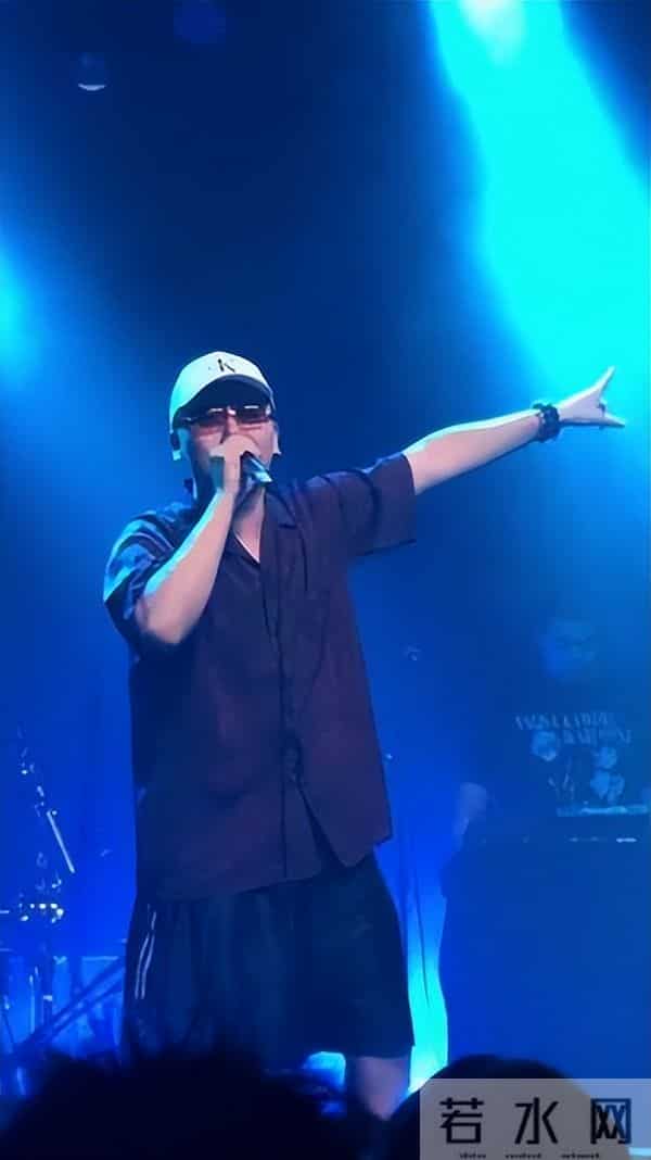 睡粉、出轨、死性不改,爆火半年就塌房,本人在美国回应,碎三观