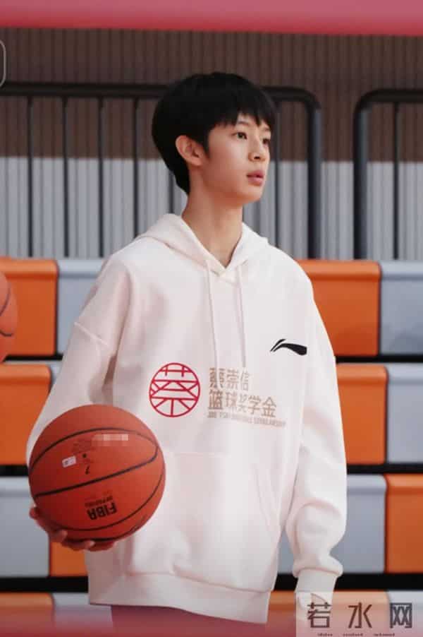 邓超儿子真实身高曝光,174个头还没100斤,为打篮球腿上好多伤