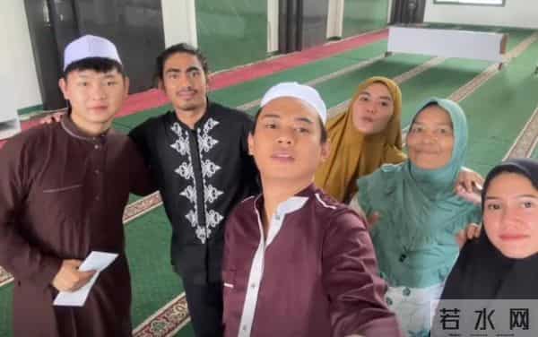 东北外卖小哥恋上印尼美女,认识20天就奔现,见面一个月就闪婚!