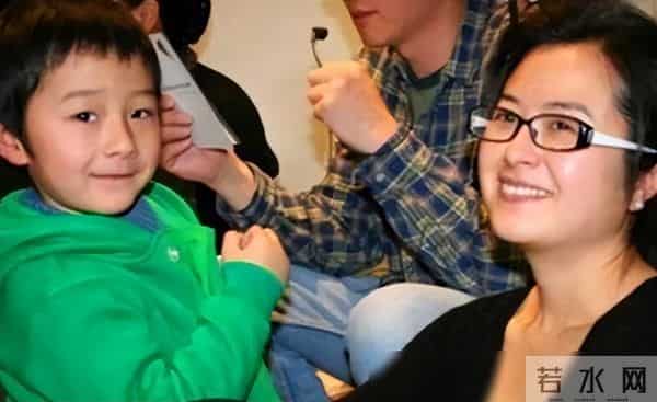 她曾是央视一枝花，低调嫁大18岁李铁为妻，如今52岁已满头白发