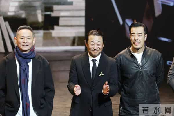 上戏80周年大合影，金世佳有少年感，陈赫靠边坐，王传君稳居C位