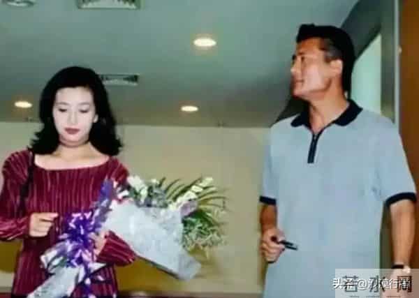 57岁江珊现状让人心酸,脸垮嘴斜,满头的白发,一代女神像老太太