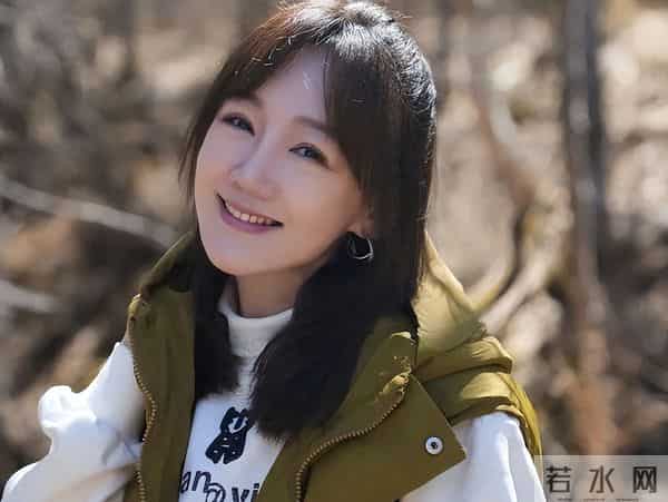 眼里没光了！47岁薛佳凝断崖式衰老，和高调秀二胎的胡歌两个画风