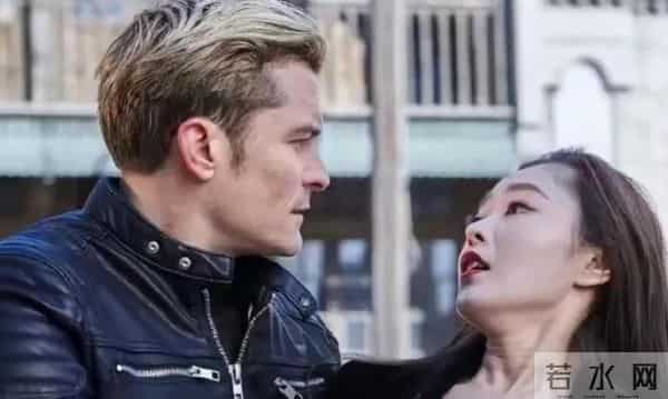 宋轶被老外公主抱火出圈，这紧身牛仔裤下的身材比例太逆天