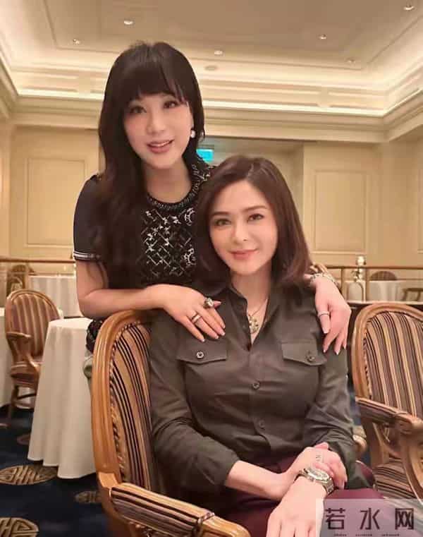 61岁关之琳和68岁吕良伟聚餐照流出，这状态直接美到我失语！