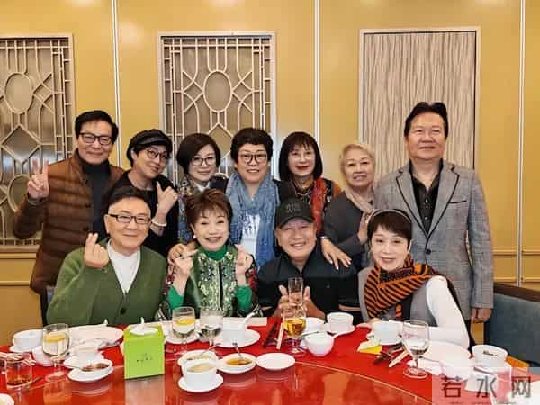 TVB第一期艺训班演员聚会，70岁资深女星罕现身获赞冻龄有术